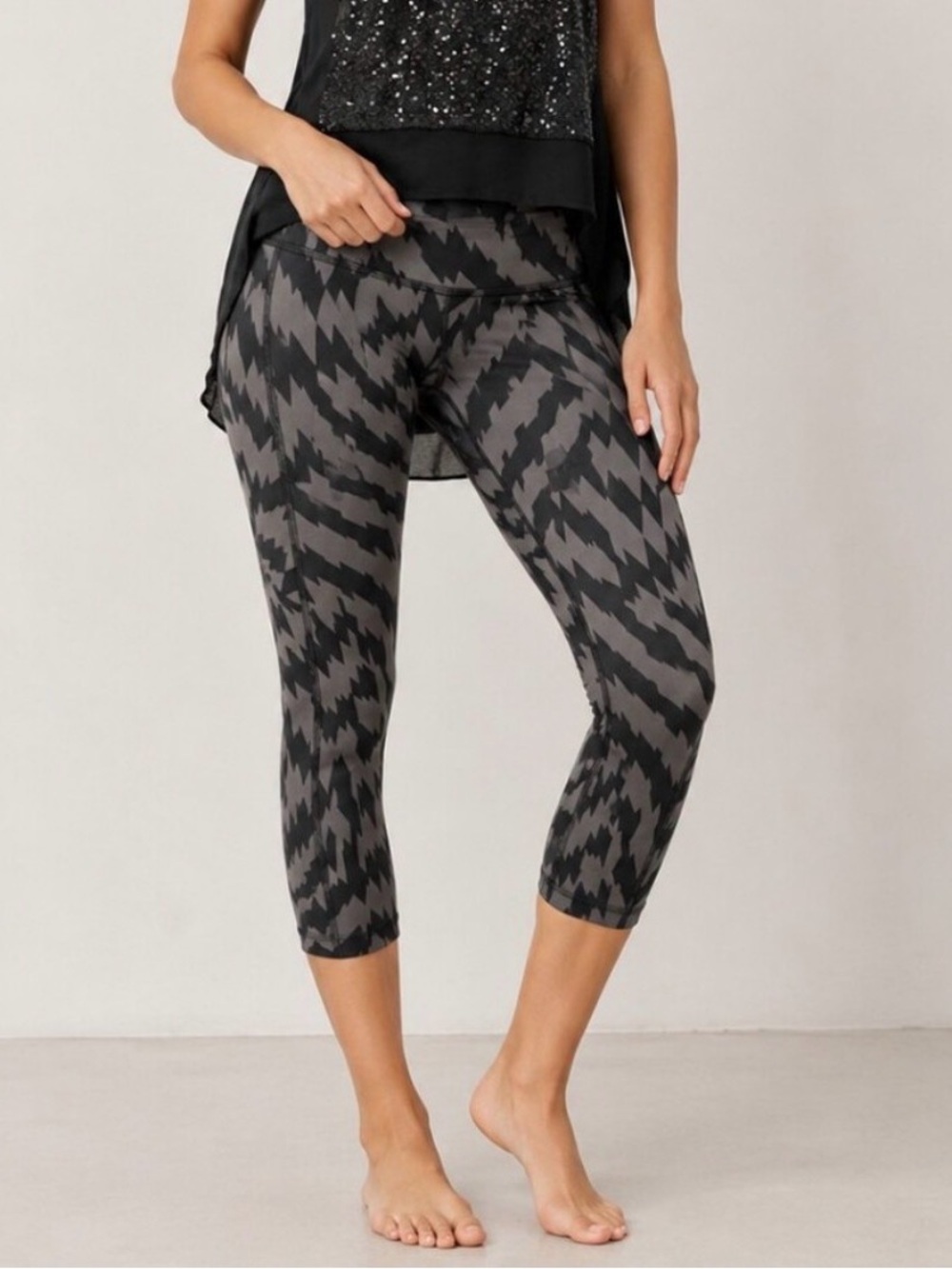 Lululemon High Rise Crop Leggings Gray Black Print Pockets Size S Athleisure